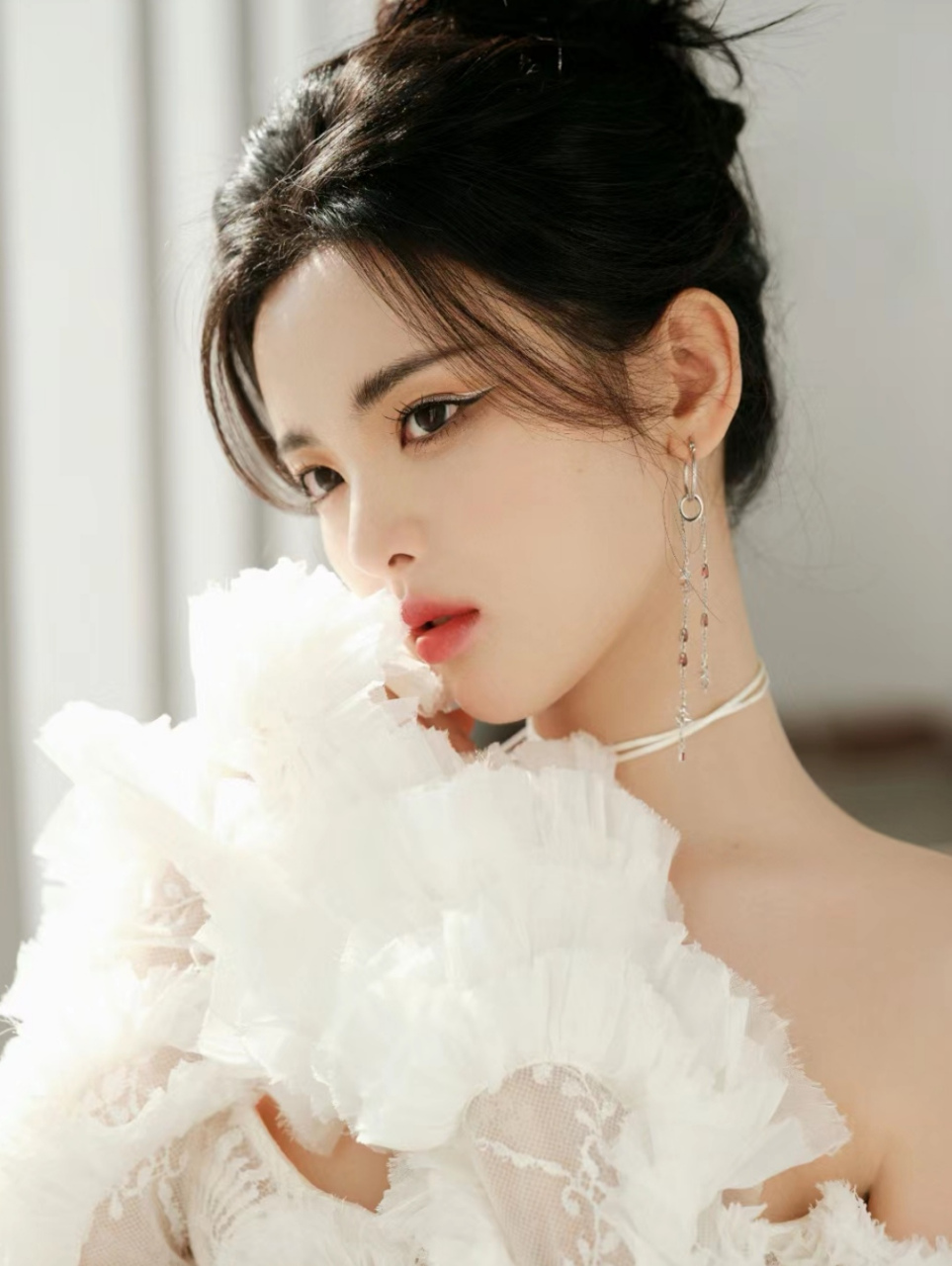 杨超越这件吊带裙好美啊