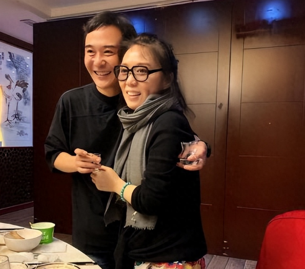 吴琼面对比自己年轻十多岁的丈夫,承受着巨大的心理负担