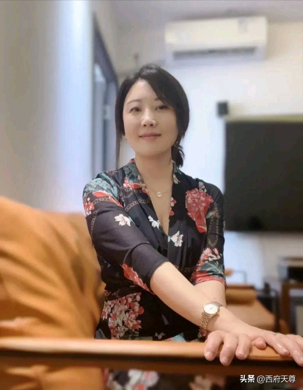 下班乘电梯回家,电梯里有个漂亮的大姐问我家里需要保姆吗?