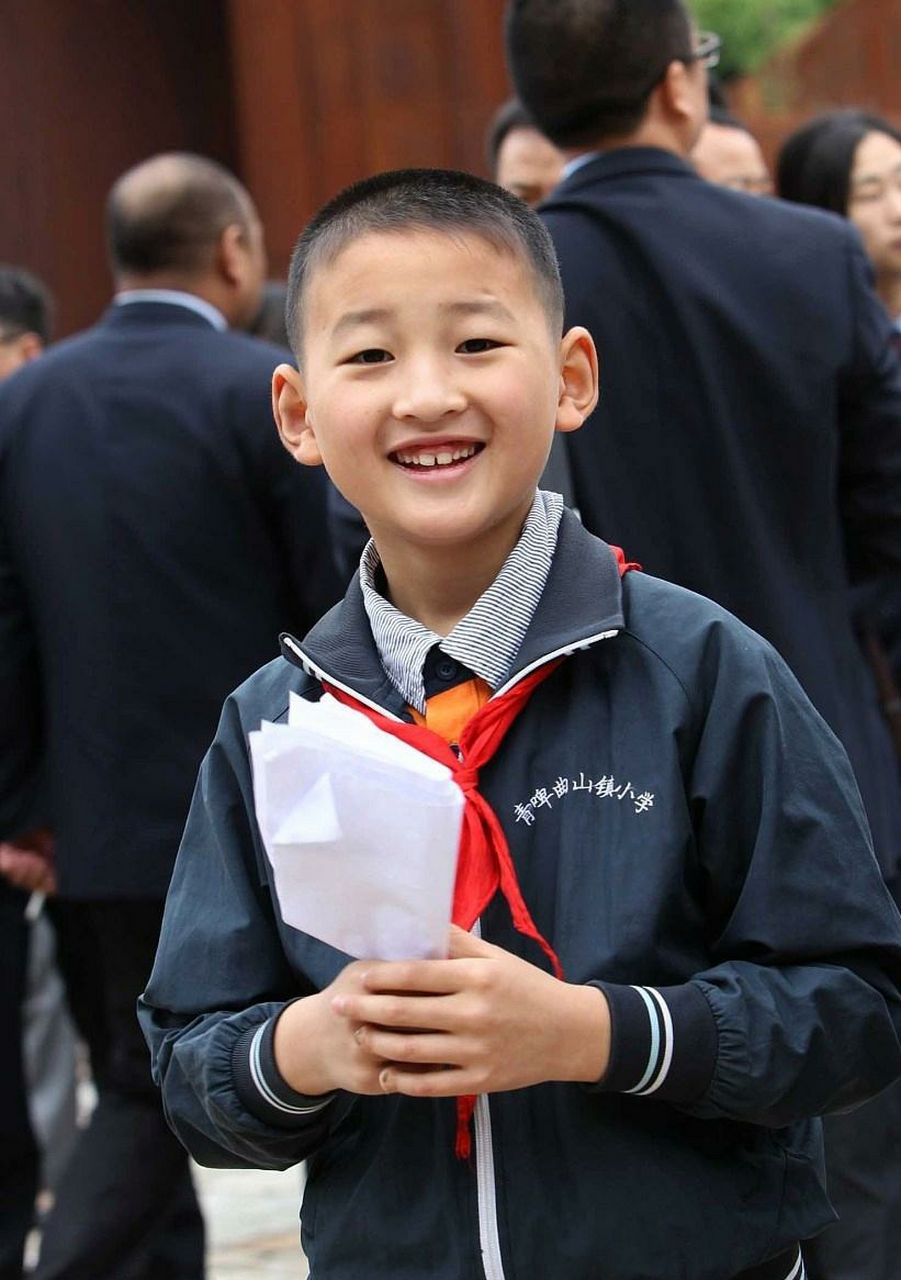 有记者从郎铮家人处获悉,这位曾被称为"敬礼娃娃"的少年,最终获得了