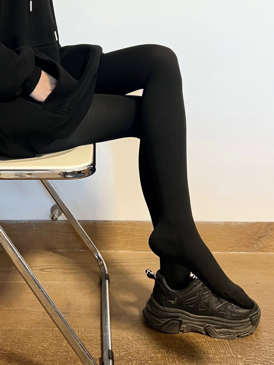 穿腻了光腿神器,就试试黑色的压力袜吧!