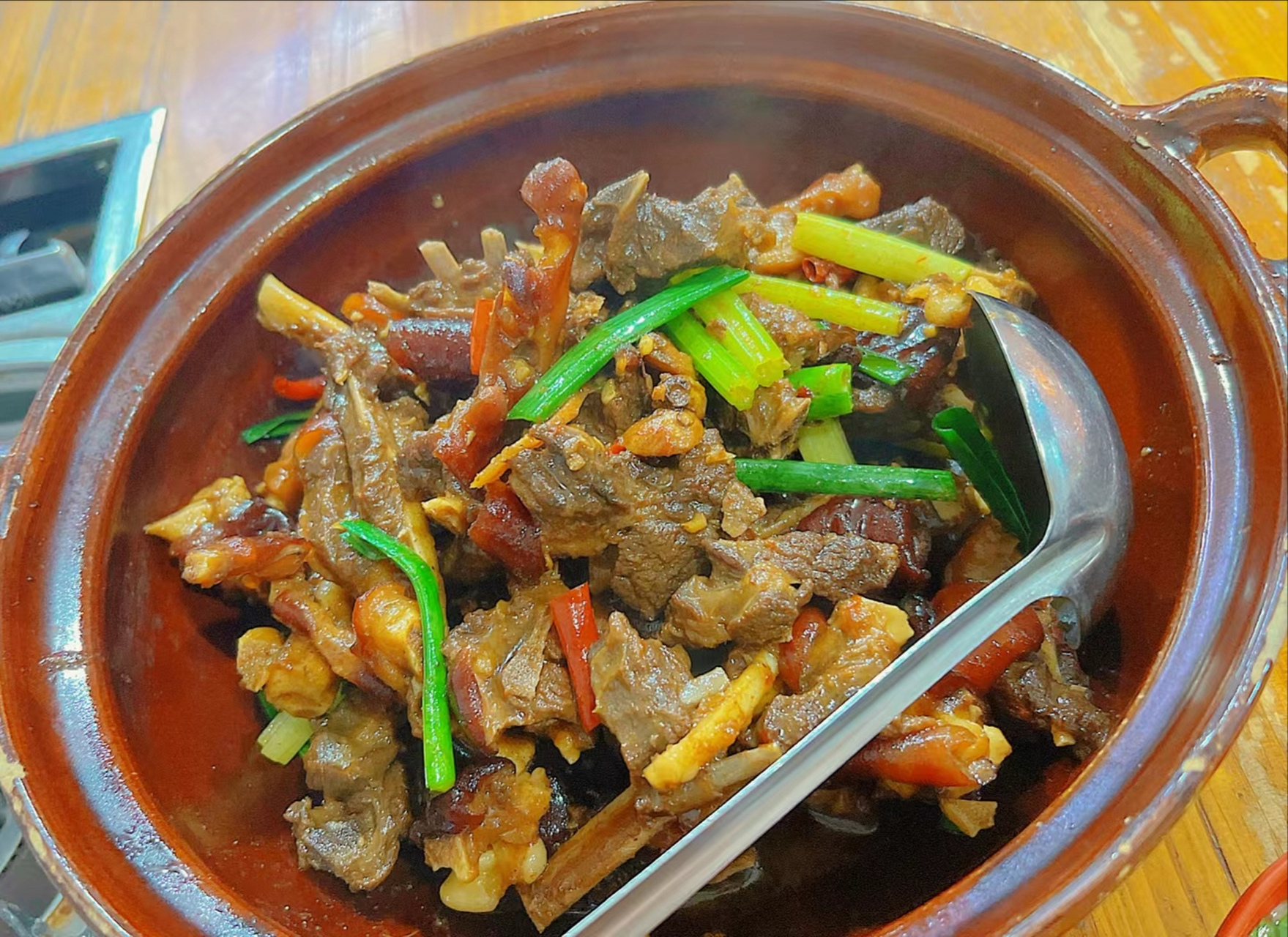 炎热的夏天,晚上整一锅脆皮狗肉,配上冰镇啤酒和荔枝,简直赛神仙,太爽
