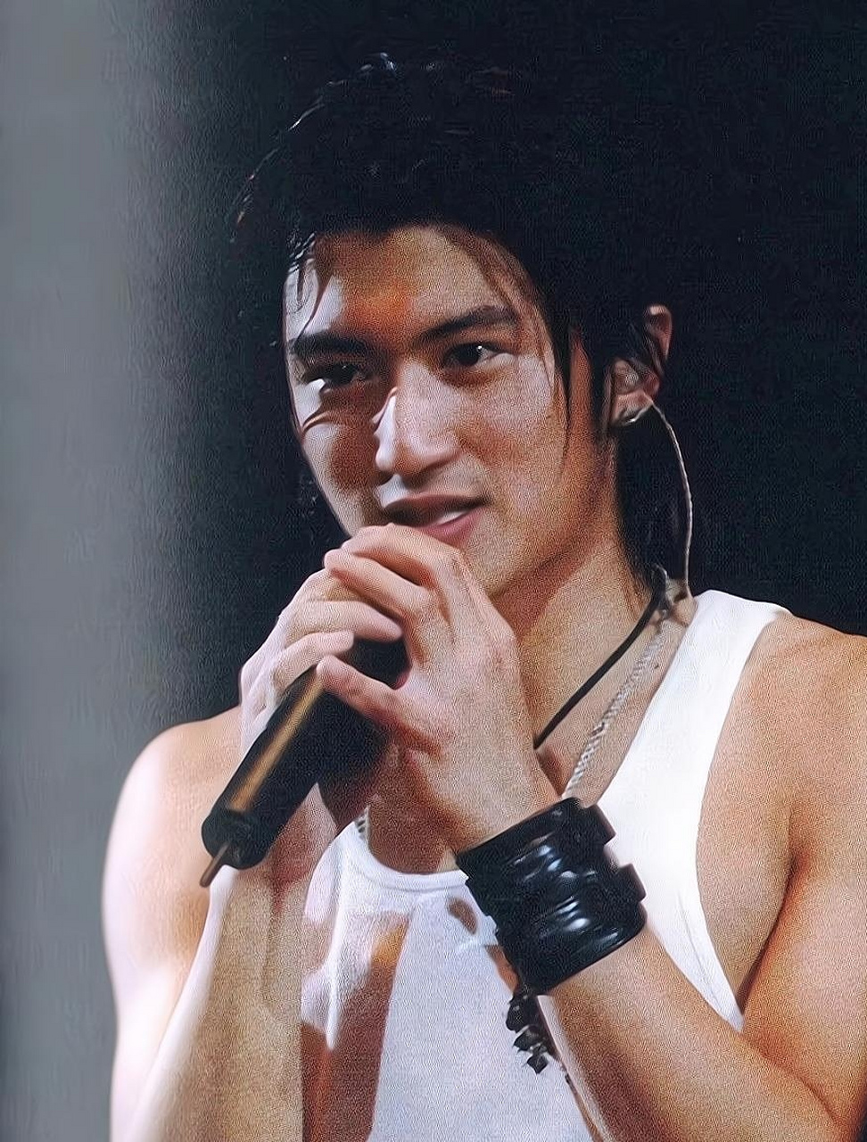 谢霆锋,我们在等你开演唱会! 砸吉他92,踹音响,太疯狂了!