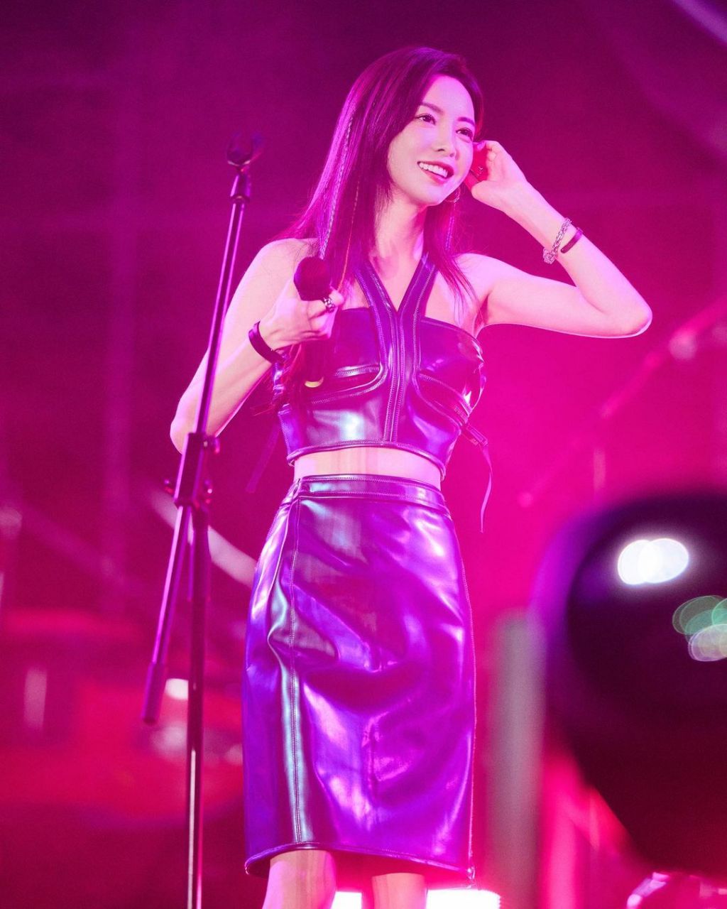 于文文最新照片!这是在音乐节的抓拍. 她身着露脐皮衣和包臀皮裙.