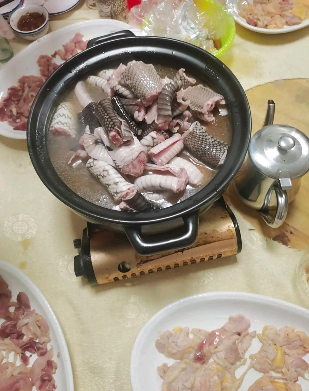 来丈母娘吃饭,看见大补蛇汤,现在跑还来得及吗?