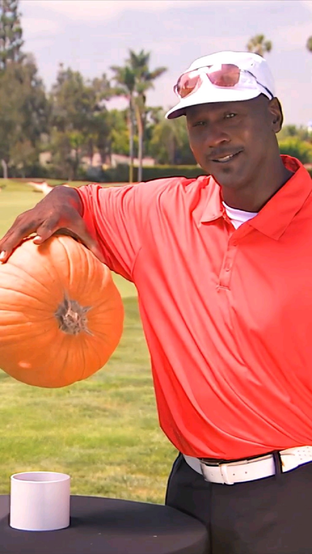 你跟乔丹的差距有多大?试试单手抓起南瓜吧!