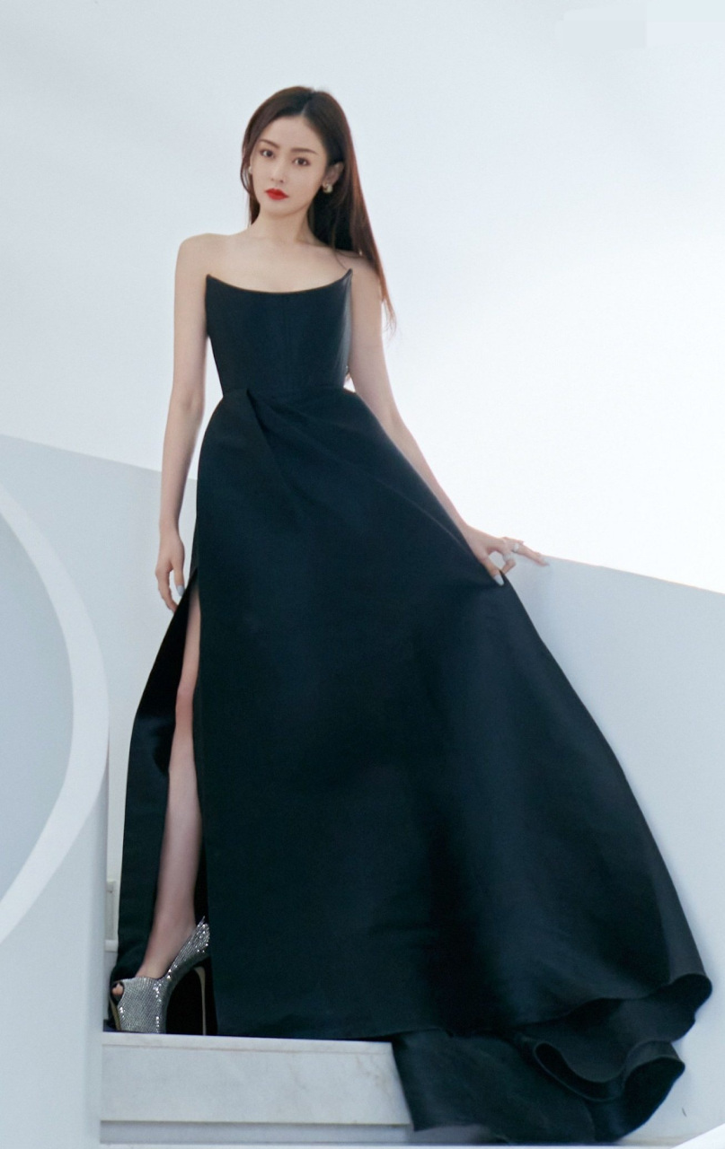 张天爱黑色抹胸长裙性感迷人#明星生图大赏