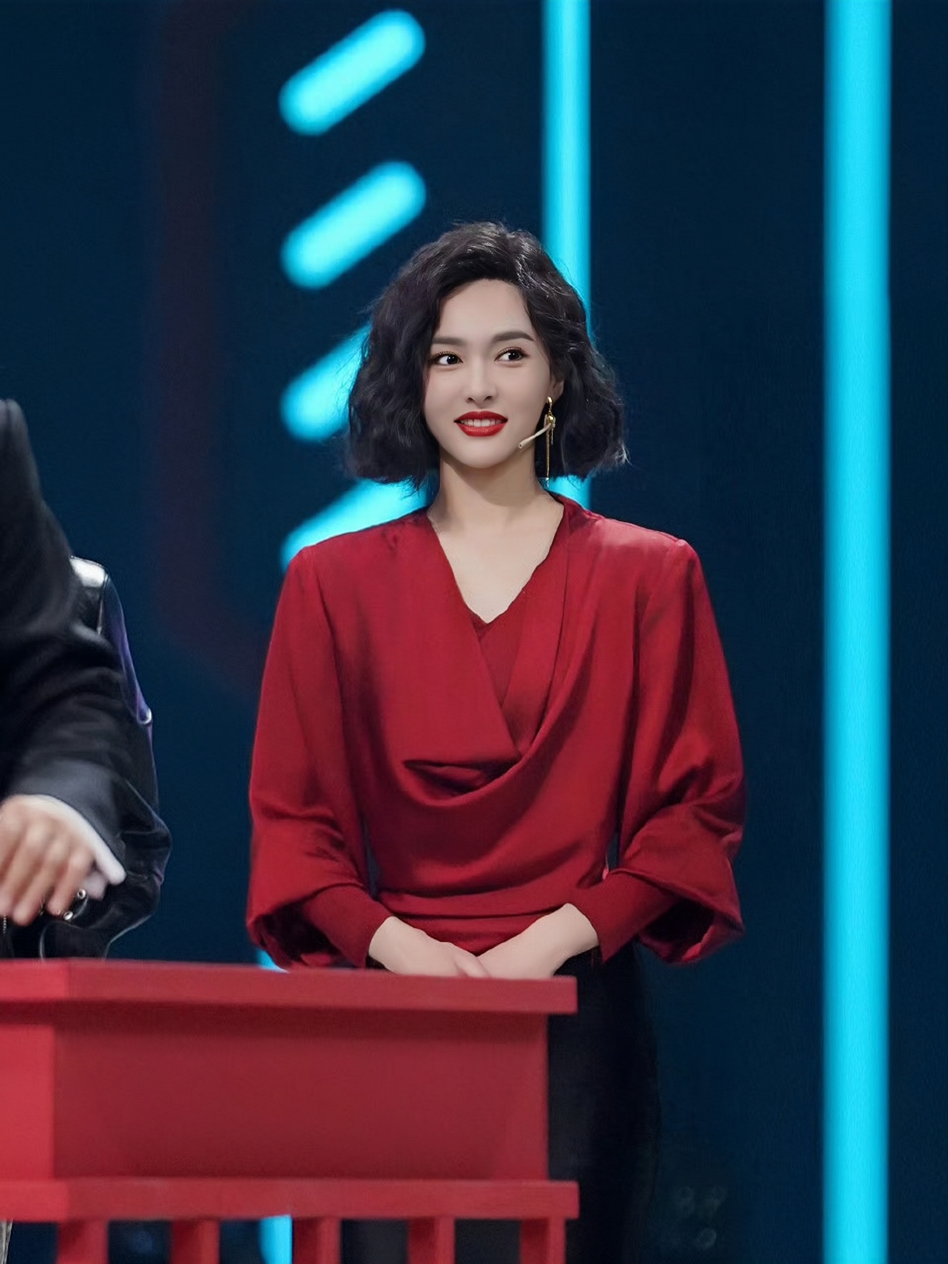 这个短发爆炸头发型一点都不适合她,不仅不霸气,还有点显老 #秋日穿