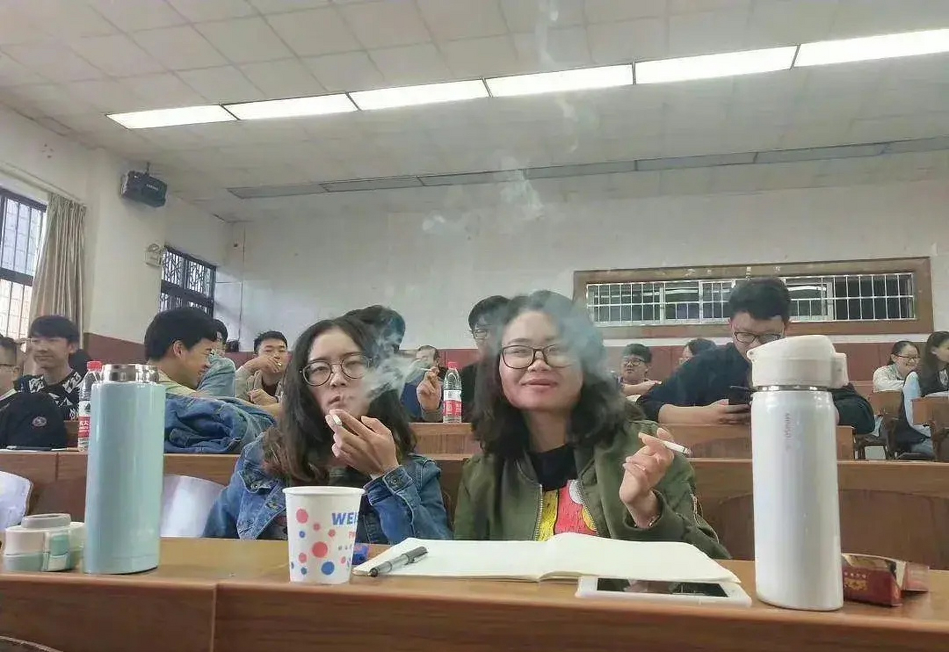 近日看网上一高校大学生公然在教室吸烟,更奇葩的是,男女都吸,而且