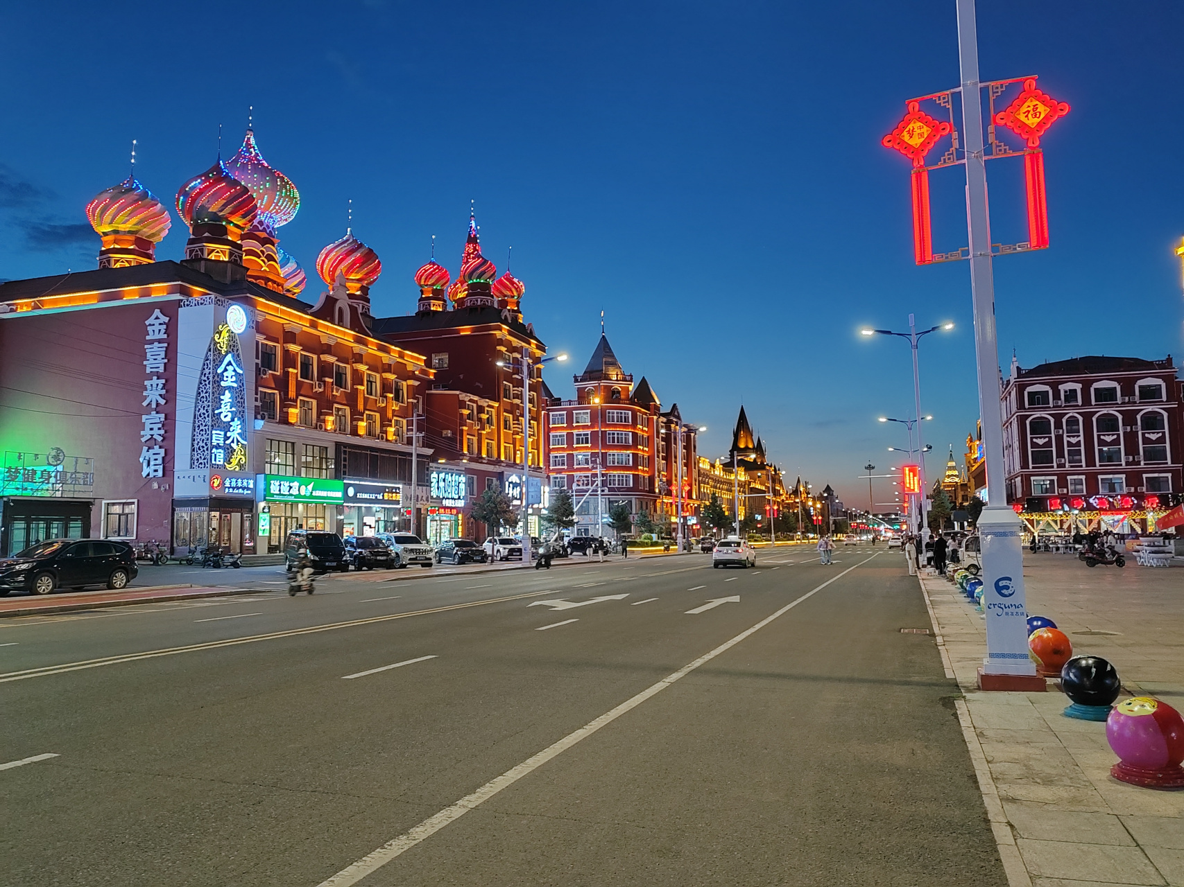 额尔古纳建筑风格都近俄罗斯,很多内地房车床车,这里凉快啊七八月舒服