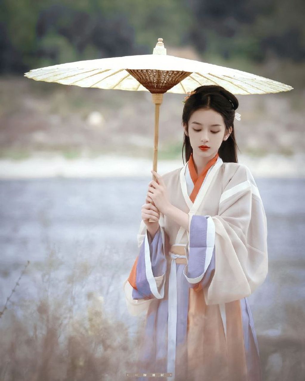 周也写真里的古装造型都好漂亮,剧里也能有这么好看的妆造就好了,希望