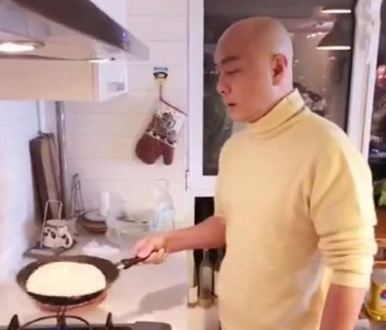 走进张卫健豪宅,装修太"雪白",平时经常下厨,活脱脱一个暖男