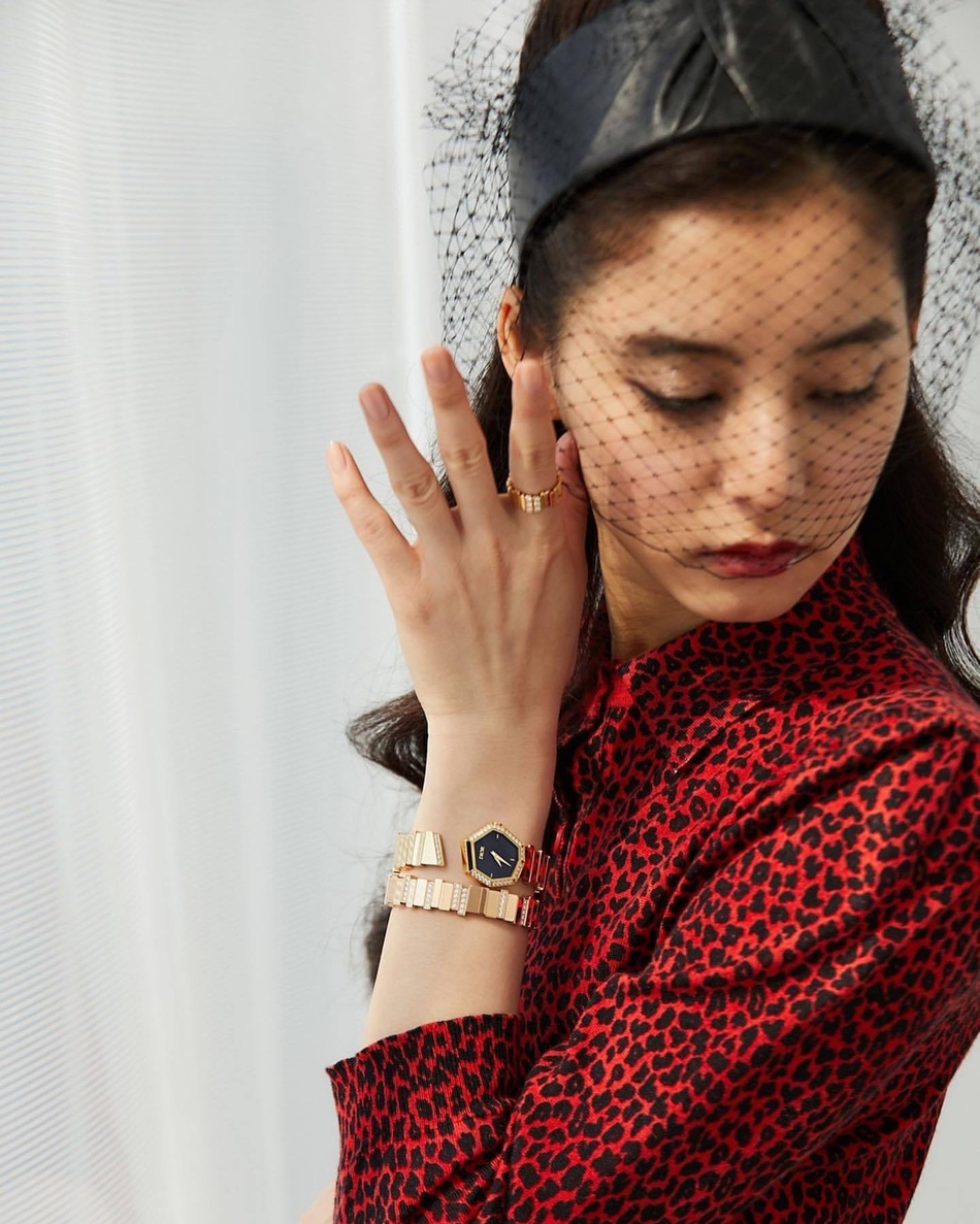 新木优子复古头饰搭配红衣黑裙优雅气质户外写真图片