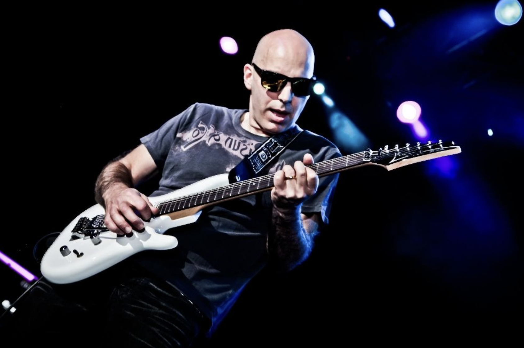 吉他大师也害羞?揭秘joe satriani和slash为什么总是戴墨镜