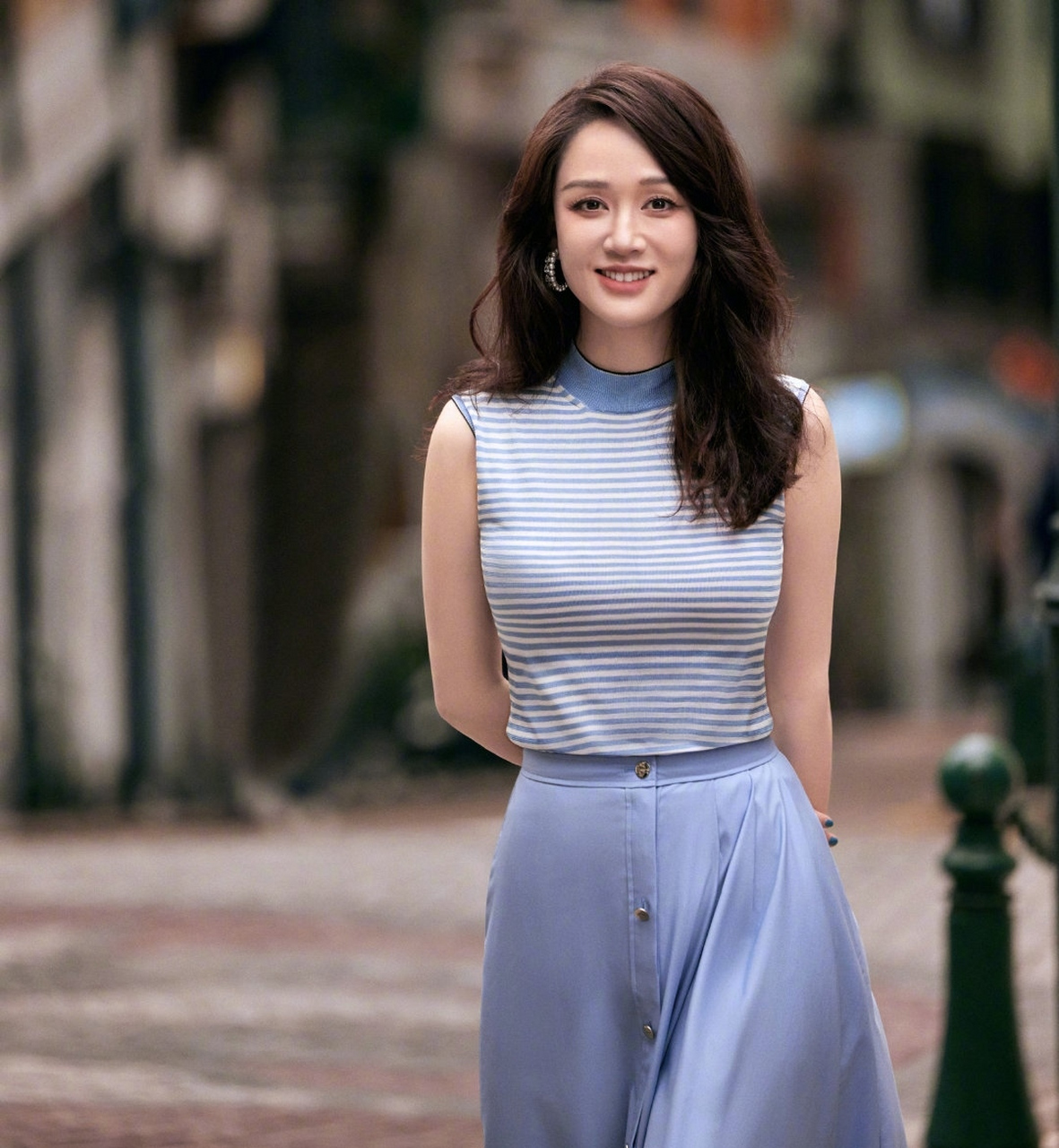 陈乔恩最近旅游吃得多,晒照体型有点胖了,她身穿一套蓝色裙装拍杂志