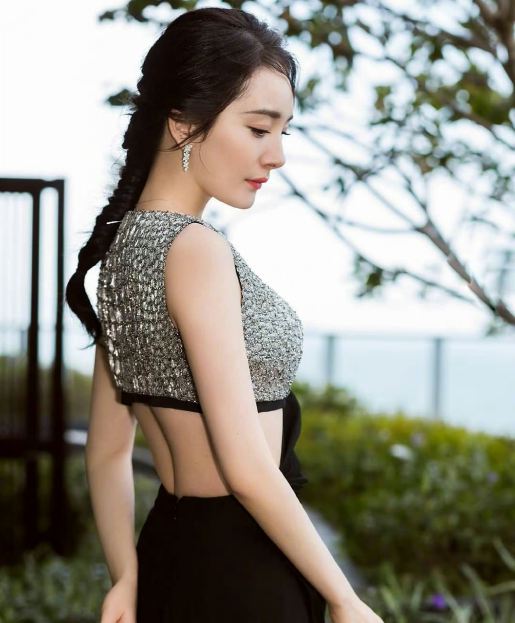 杨幂# 一袭黑色露腰裙,头扎别致鱼尾辫,肤白貌美的容颜,窈窕曼妙的