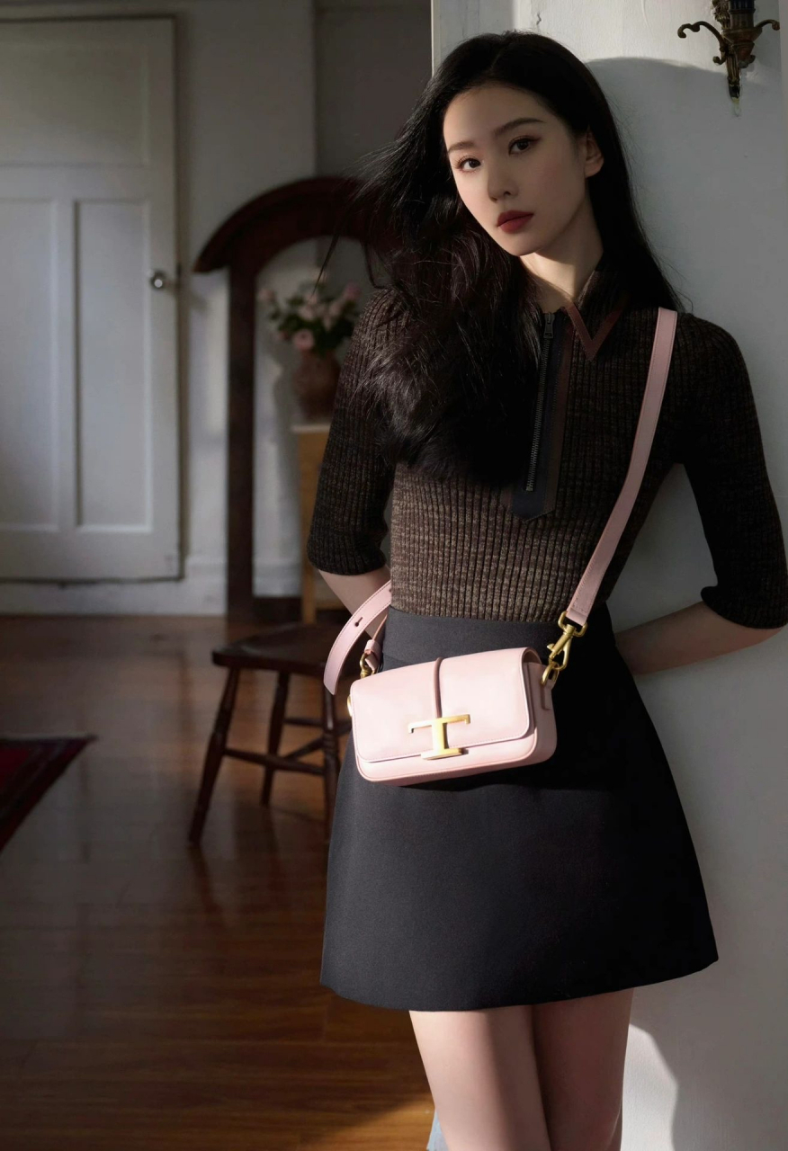 品牌代言人@刘诗诗 身着#tods2023秋冬[话题]##系列单品演绎七夕限量