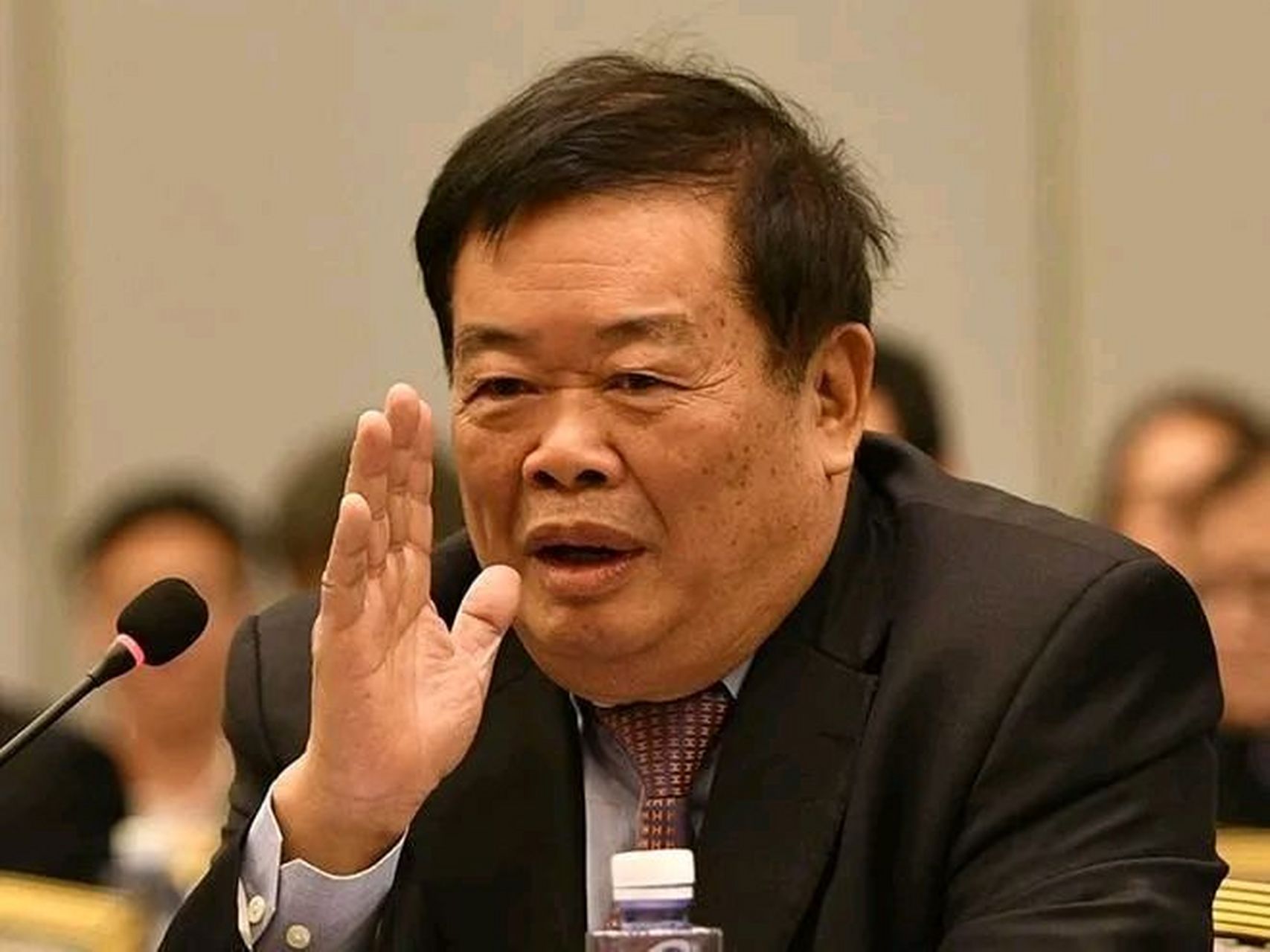 一个名牌大学生到福耀公司求职,曹德旺在看了简历后直接说:"你去锅炉