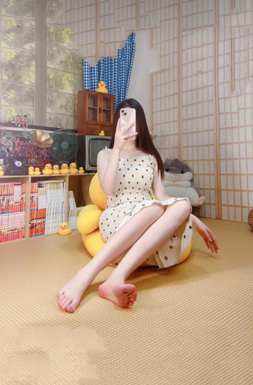 洗过澡后,脚丫和脚底在照片下显得更加粉嫩和白里透红,让我来数数能