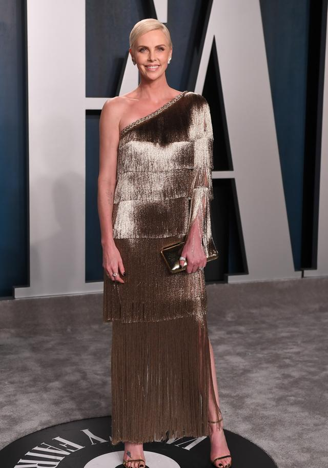 查理兹塞隆一袭黑色礼服亮相,高级大方气场强大,不愧是"查皇"