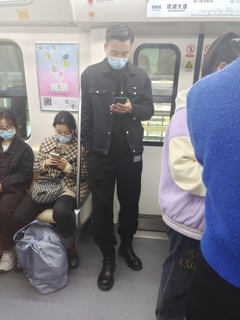 地铁偶遇一帅哥,不知道如果摘下这口罩,颜值是否依旧在线[滑稽][滑稽]