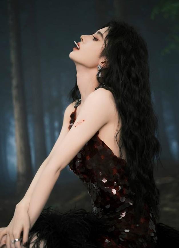 鞠婧祎烟熏妆拍大片像带刺的玫瑰,虽然美得惊人但却不敢靠近