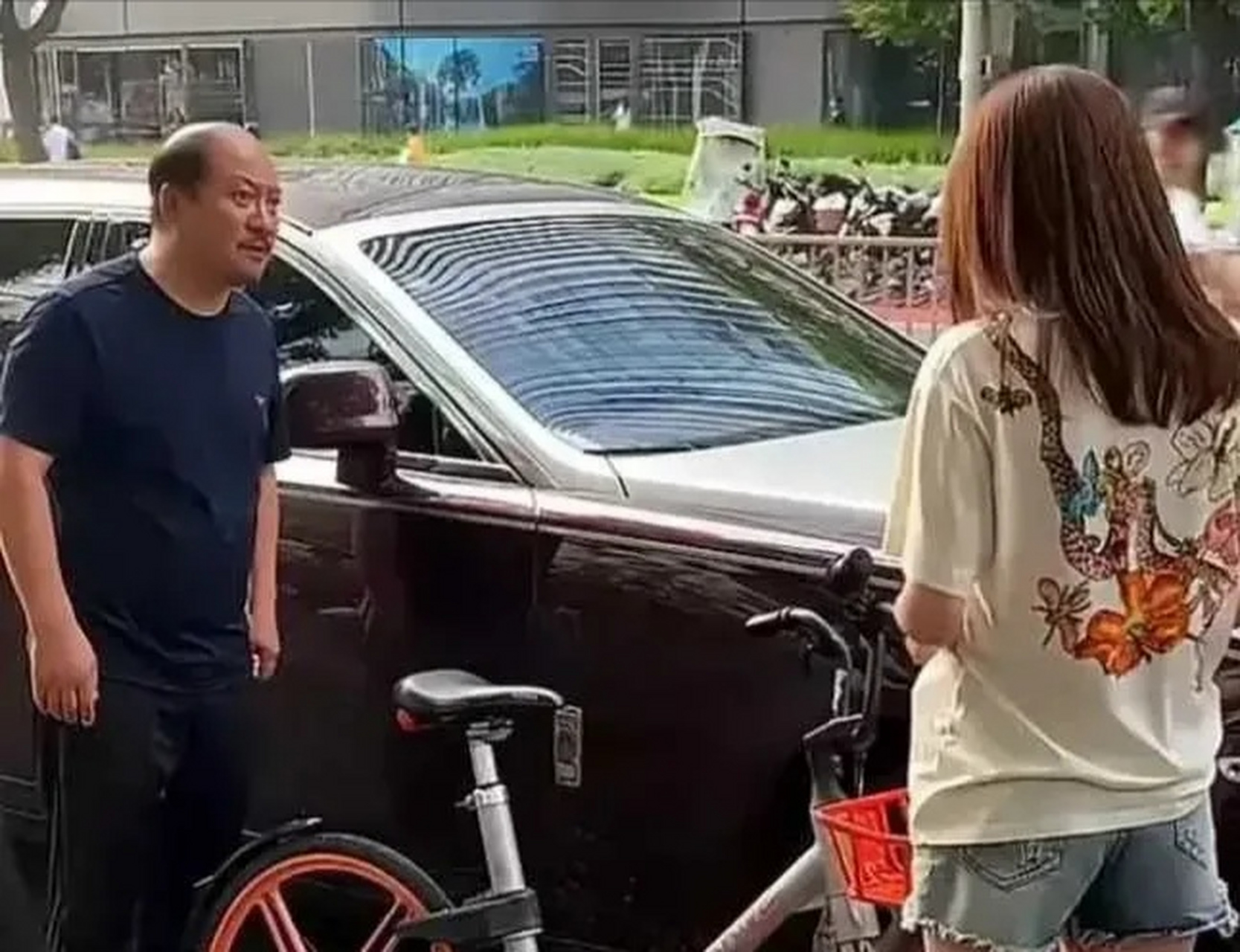 谢广坤icon800万豪车被女学生骑车刮蹭,维修费要几十万,怒斥赔不起!