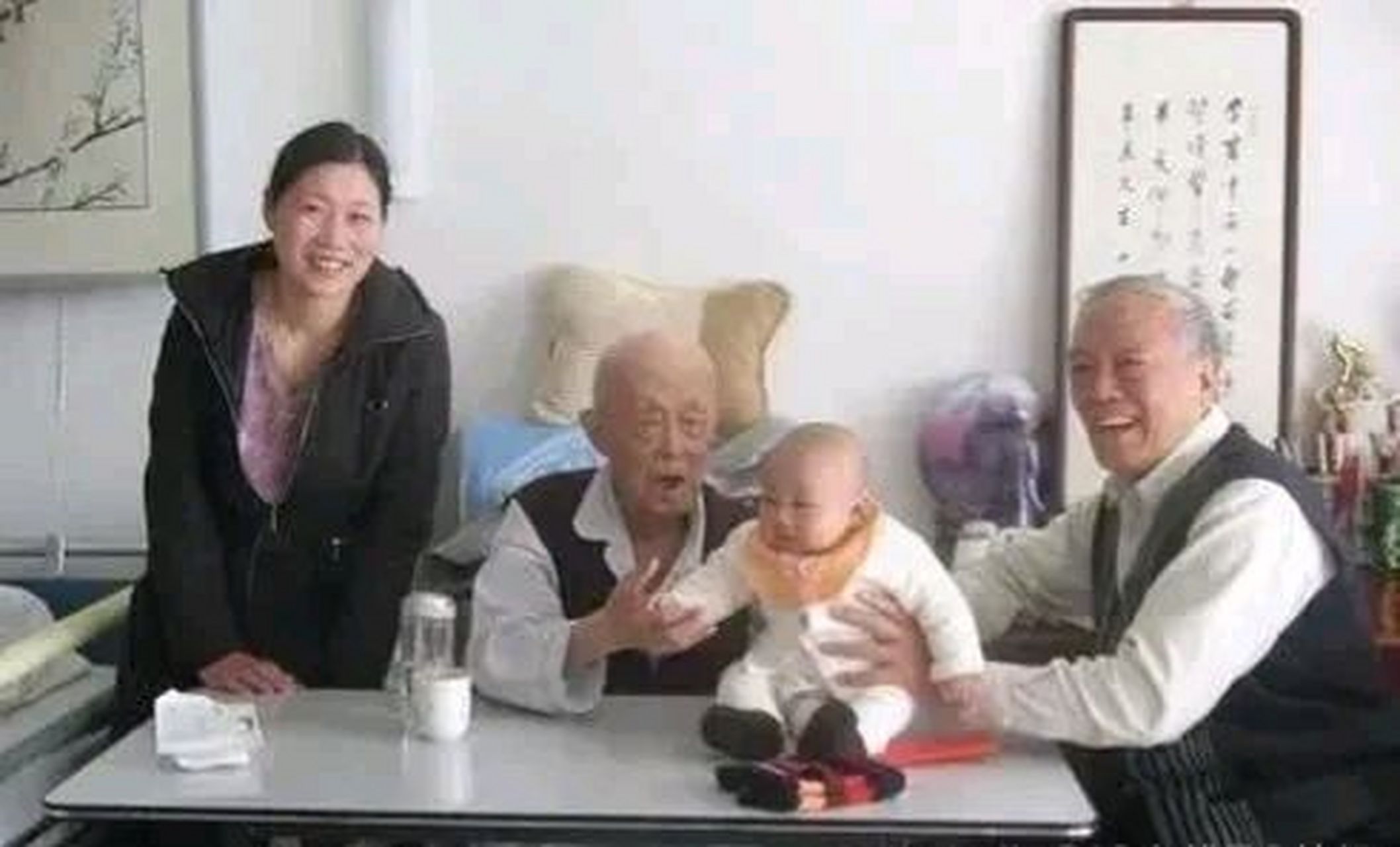 季羡林的全家福,照片中的人是他七十岁的儿子季承,三十岁的儿媳马晓琴