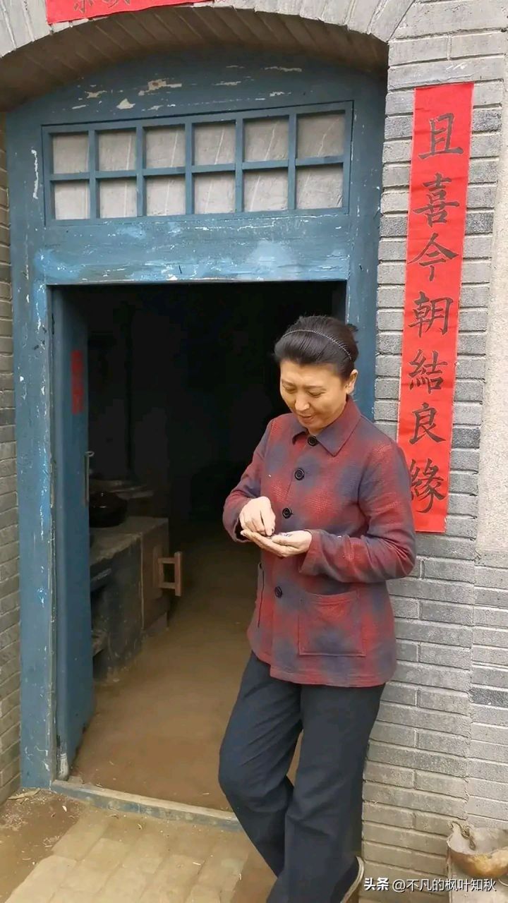 闫学晶演农村妇女靠门口嗑瓜子,这妆容,这动作,表情,把个80年代爱搬弄
