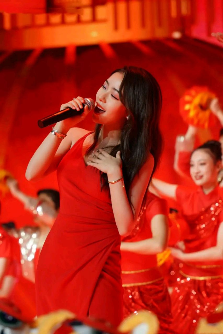 阿达娃,一身红衣的舞台魅力强大.