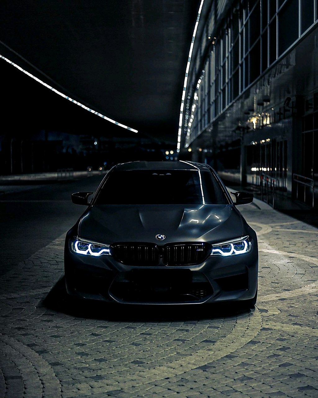 你们喜欢双勺灯还是双l形灯的宝马m5 在黑暗的大楼旁边拍一组大片 真