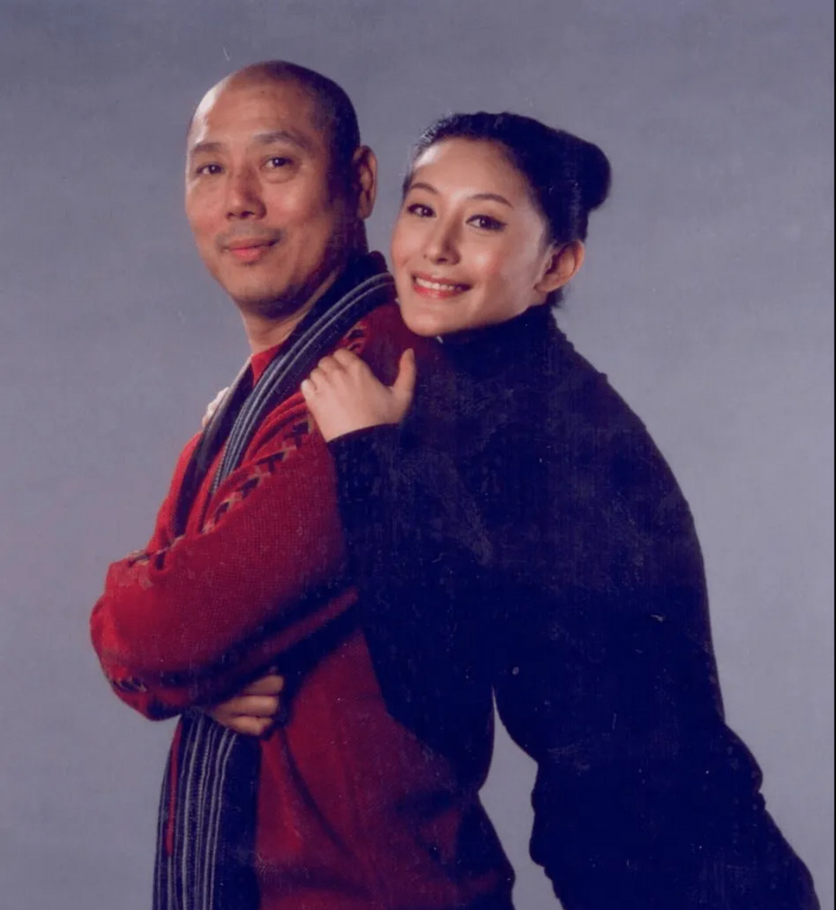 1991年,李成儒身家过亿,却遗弃了妻子和年幼的儿子,转而迎娶了一个比