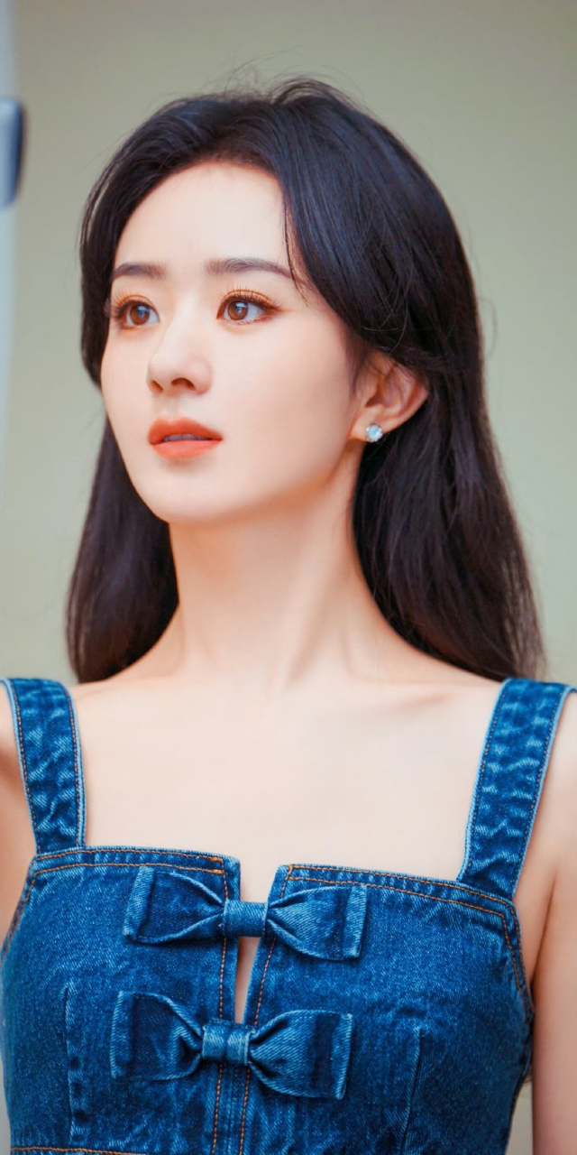 赵丽颖# 肤白貌美的清纯脸蛋儿,白皙细嫩的肩颈线,香肩玉背大秀四方