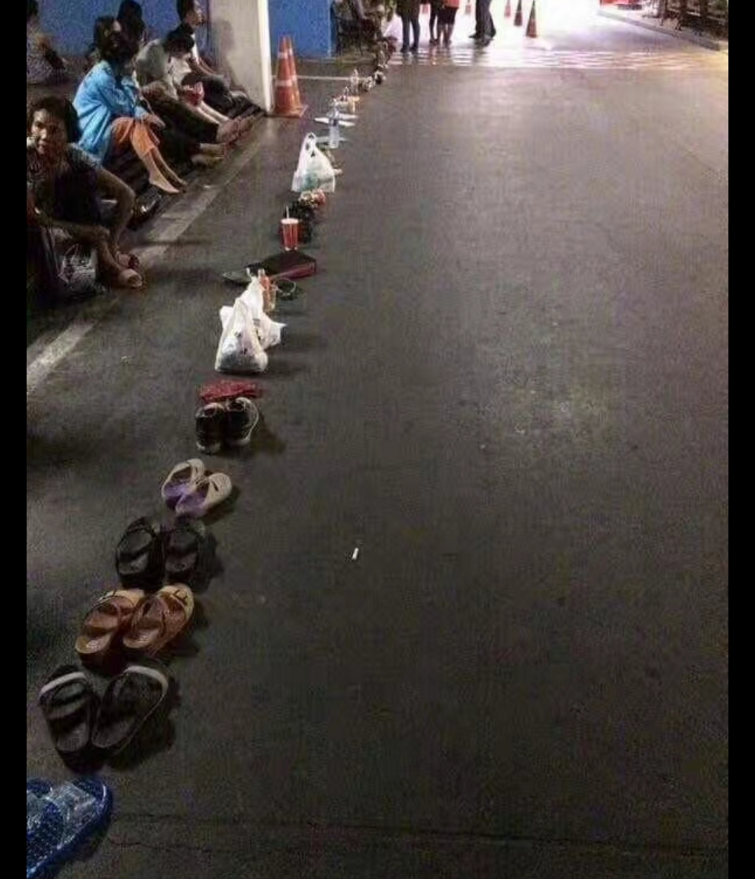 泰国的排队原则:鞋在人在