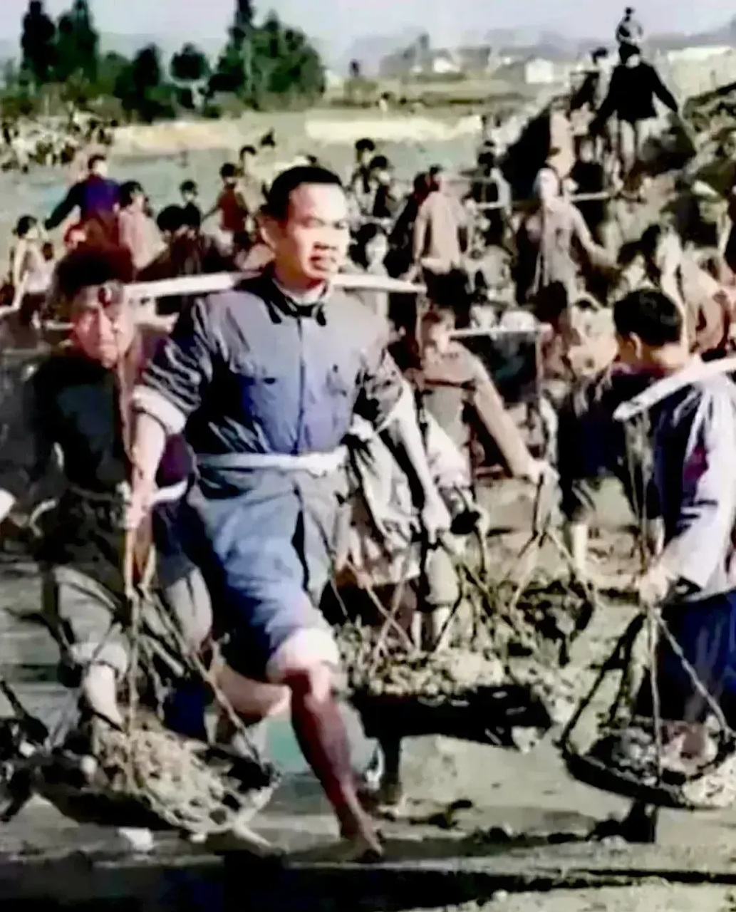 这是解放初湖北大冶地委书记张体学,腰上系根绳子,高挽裤腿,撸起袖子