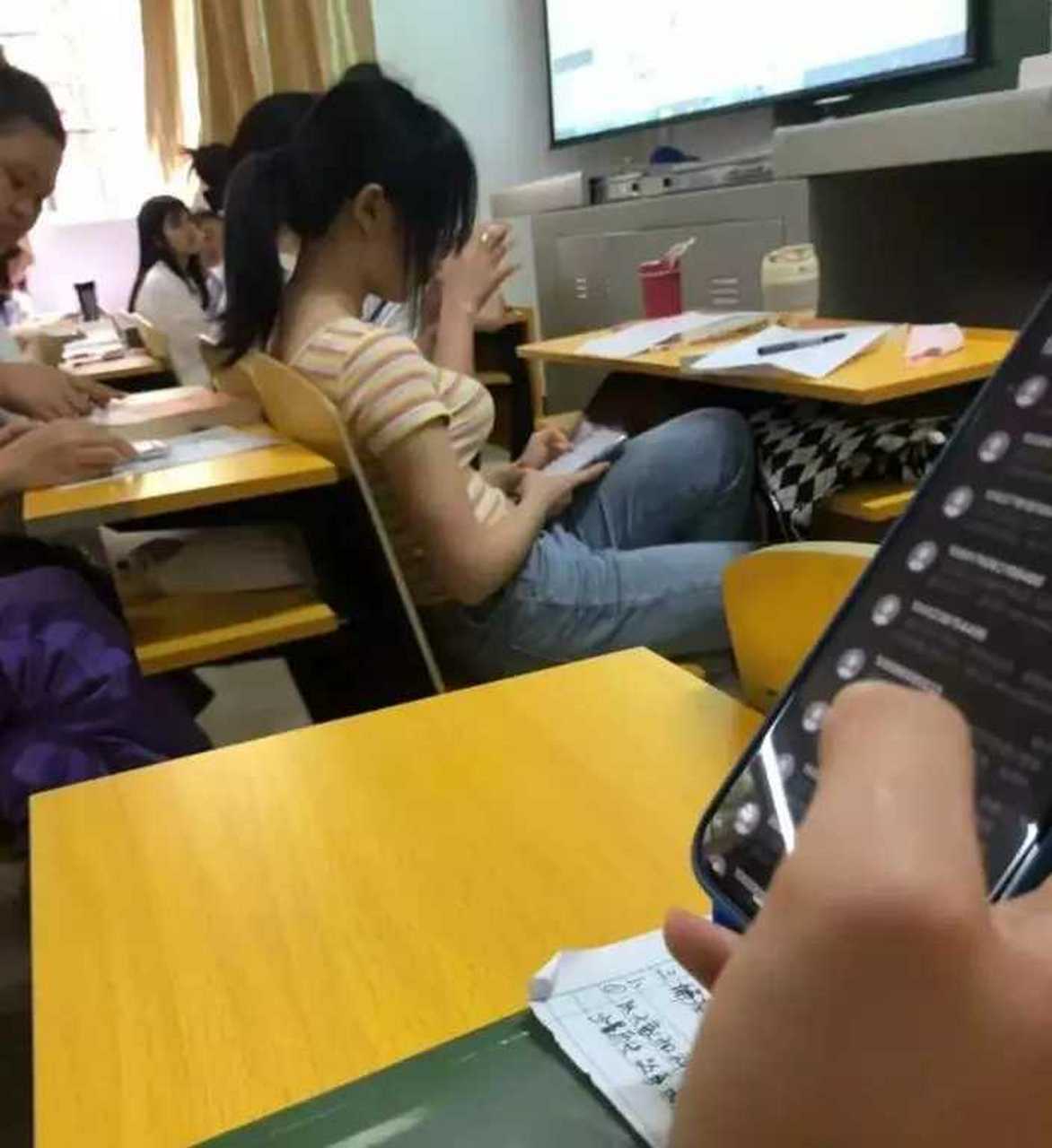 现在大学课堂,好多人都不认真听讲啊,全在玩手机!
