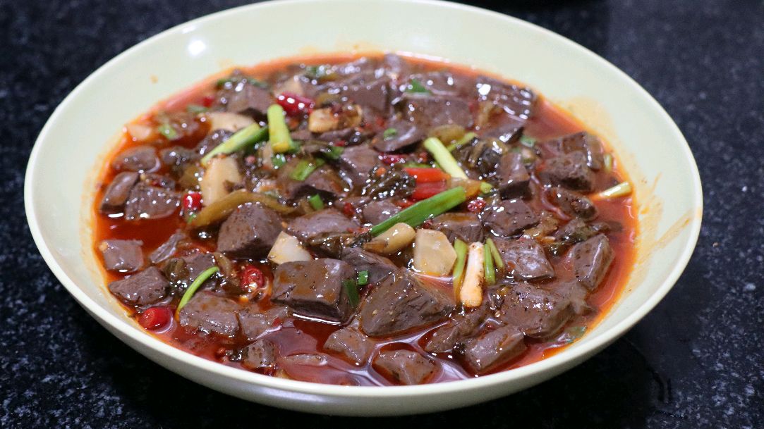 鸭血怎么做好吃,川菜师傅教你麻辣鸭血的做法,麻辣鲜香又嫩又烫