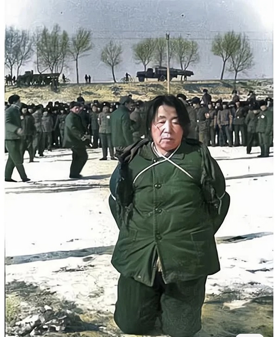 1980年女巨贪王守信年轻时的照片,贪了高达57万巨款,那时候一个普通