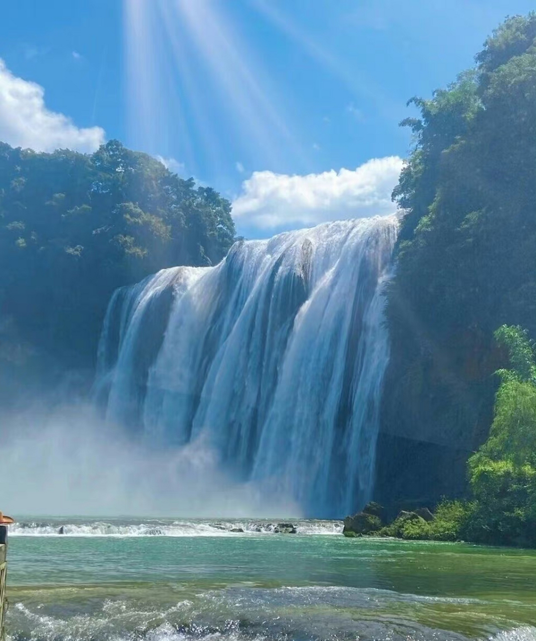 黄果树瀑布,想起了西游记里师徒四人走过瀑布的画面.