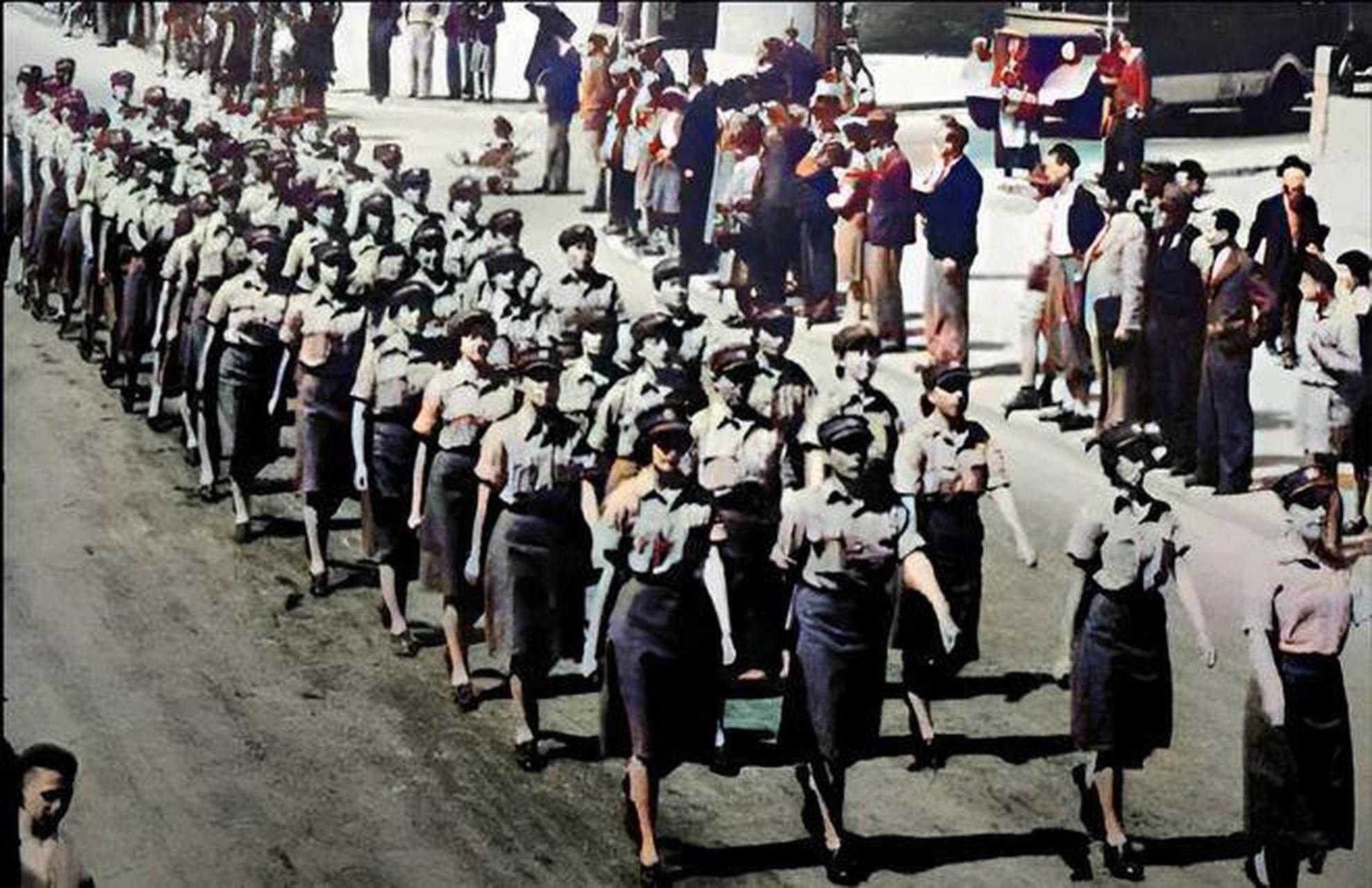 二战时期的英国女兵,照片中她们穿着统一的军服看起来也是英姿飒爽,但