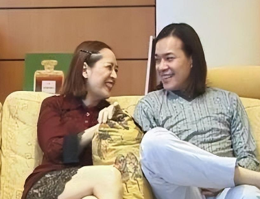 被网友称为"四大癫王",分手索要11亿服务费,当记者面换内裤