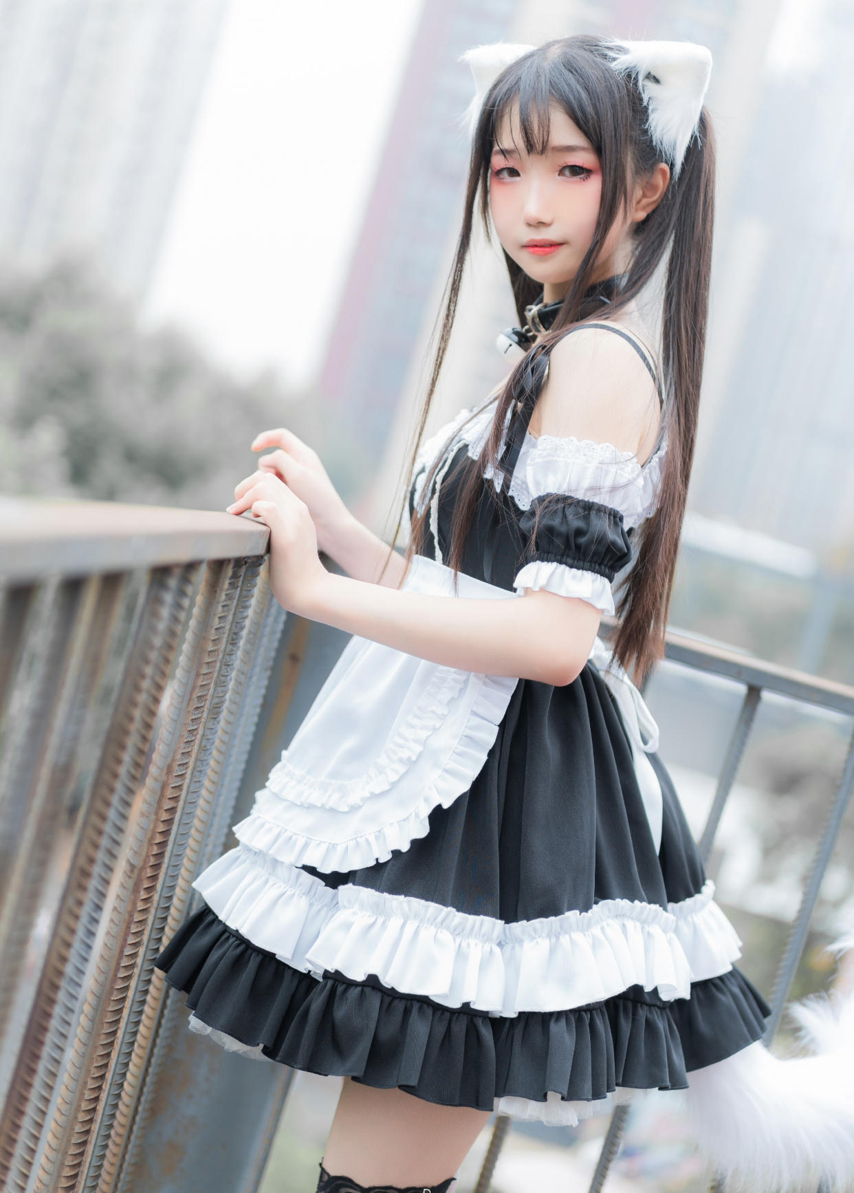 cosplay:穿黑白两色丝袜的猫娘女仆,想撸一把她屁股后面的白尾巴