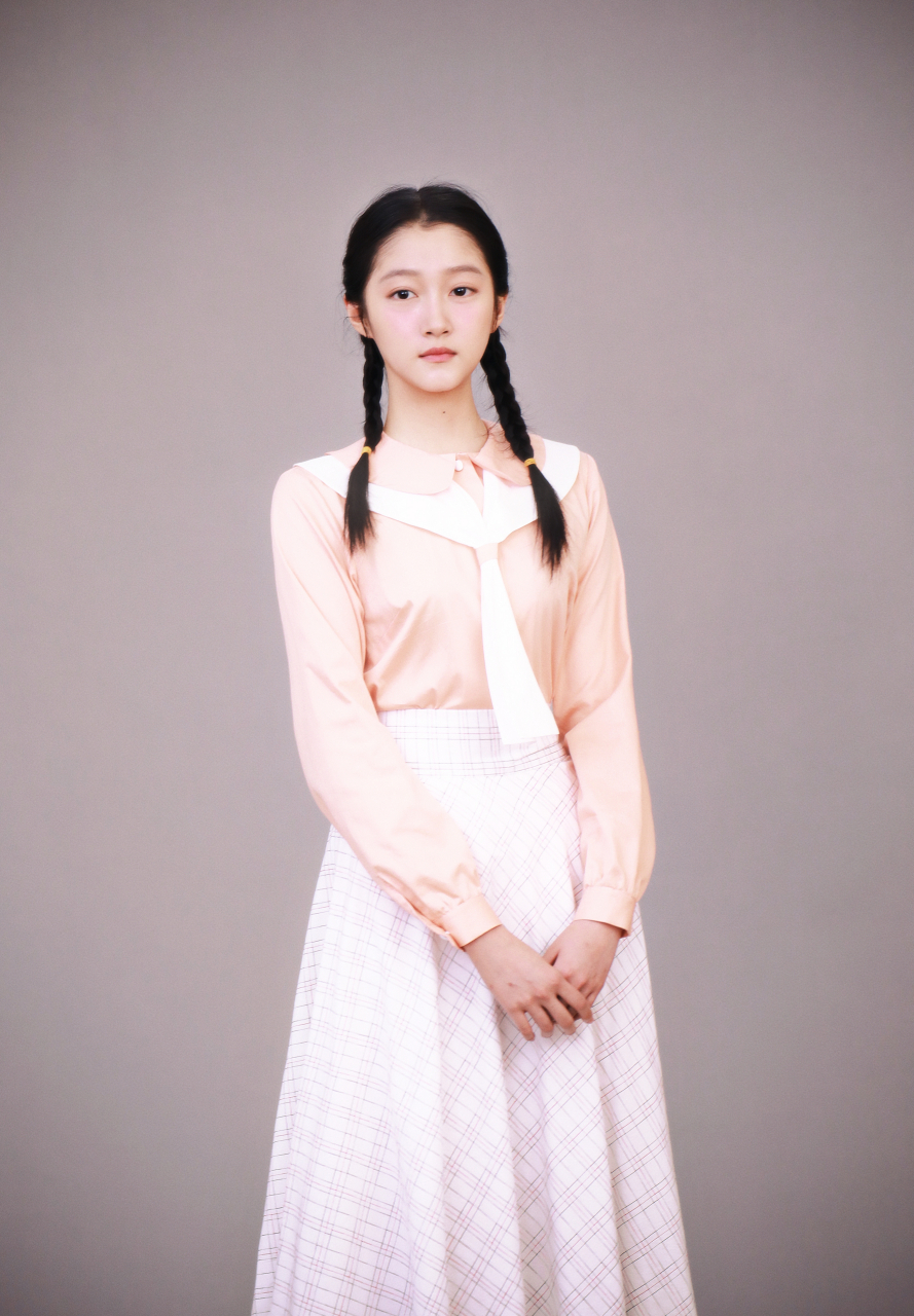 关晓彤的双麻花辫造型好少女,清纯俏丽,温柔甜美!