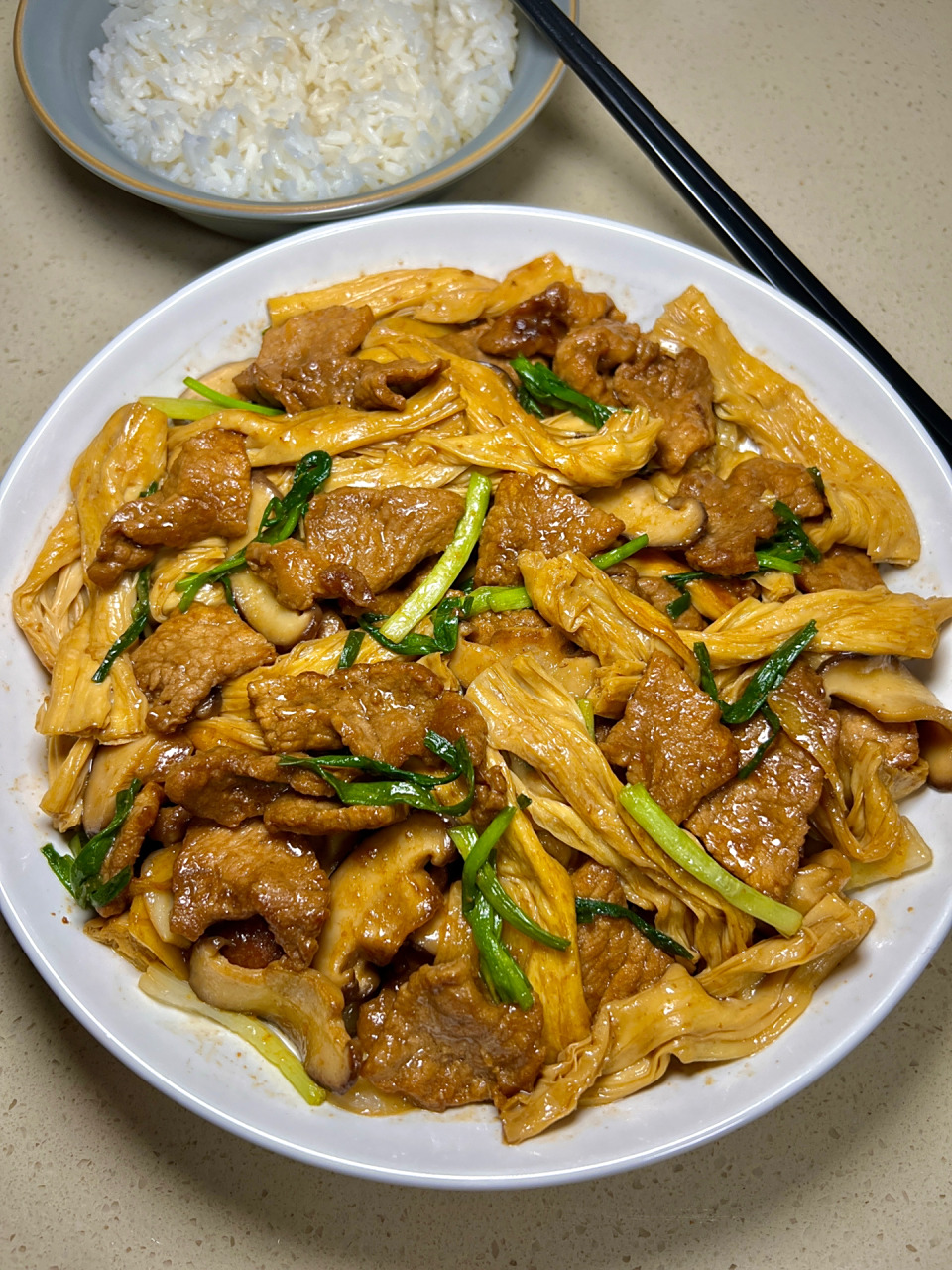 第一次 吃到了腐竹炒肉,一整个给我惊艳了05 没想到腐竹和肉还能