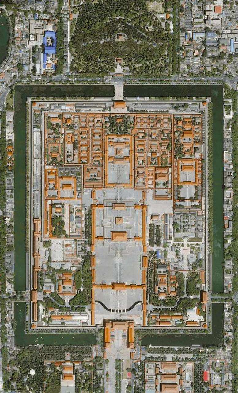 故宫空中俯瞰图,看着不大,却有9999间半房. 大家知道御花园在哪里吗?