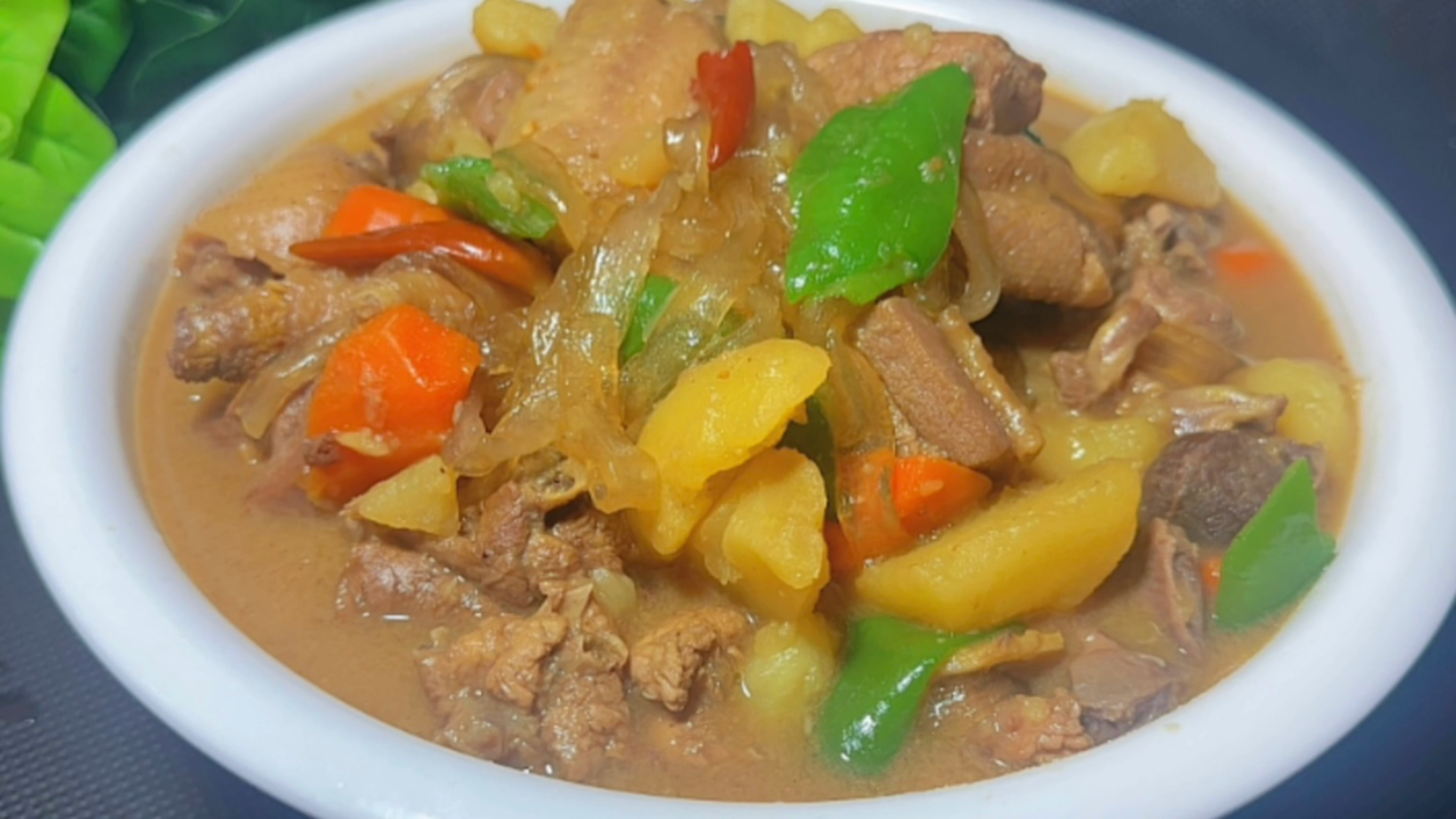 土豆炖鸡块好吃软烂味鲜美,做法简单也有小技巧,下酒下饭吃不够