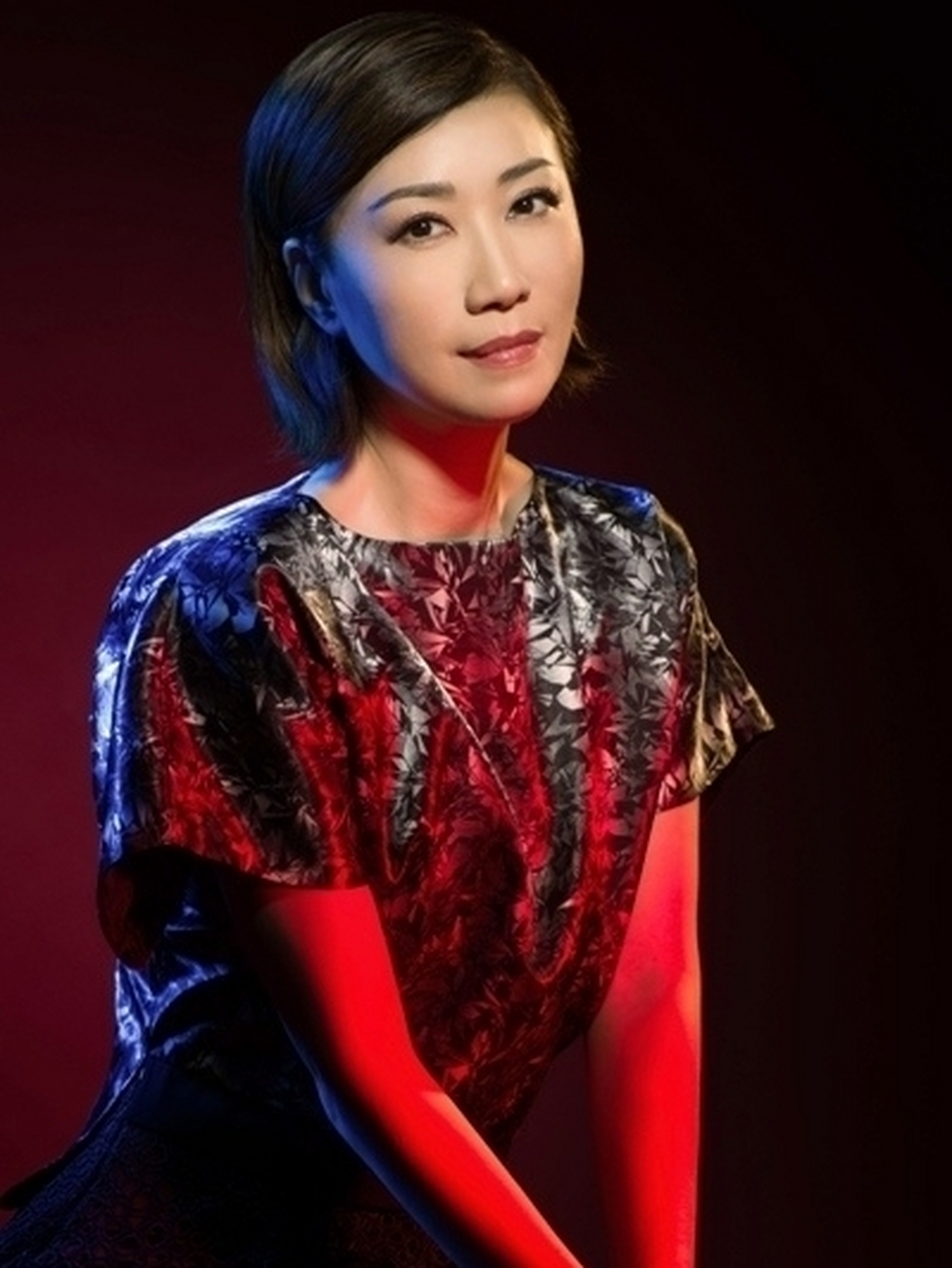 李翊君算不上十足的美女,但是身上有一种神秘的魅力,岁月沉淀,质朴之