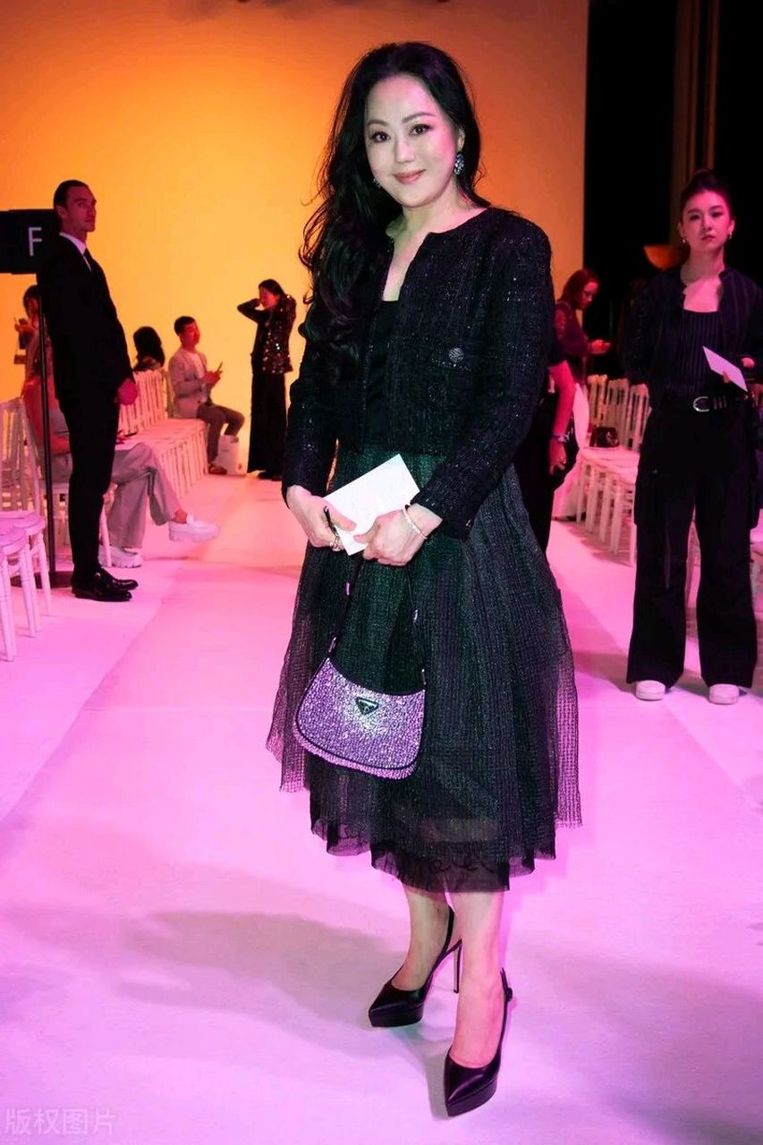 章小蕙近照:面部饱满皮肤细腻光泽,60岁状态好到惊人 许久不见的