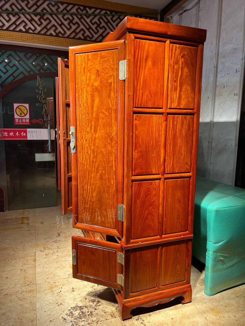 江西朋友定的四门大衣柜出货…  材质:大果紫檀(缅甸花梨)  门板一木