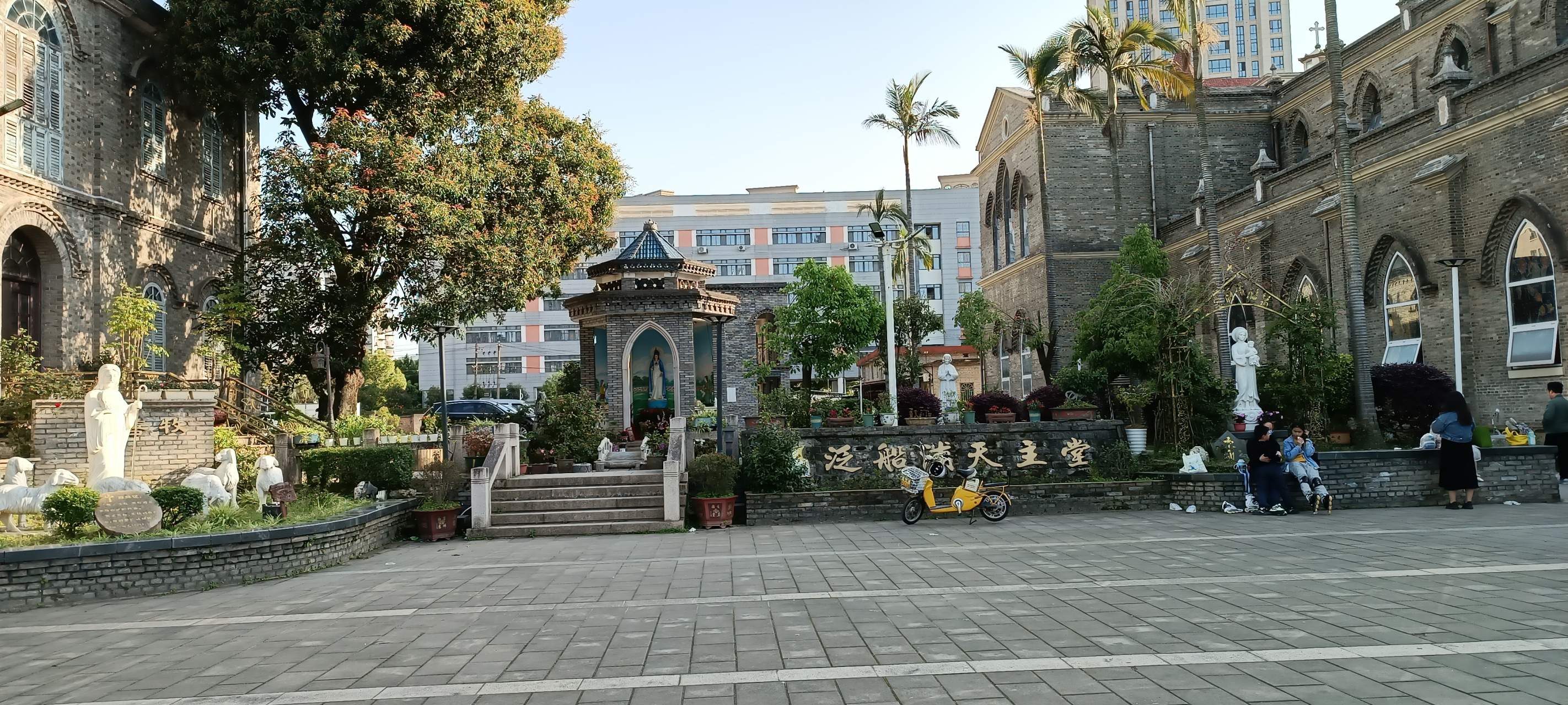 泛船浦内看番船",这是建于清同治年间的泛船浦天主堂,教堂位于福州市